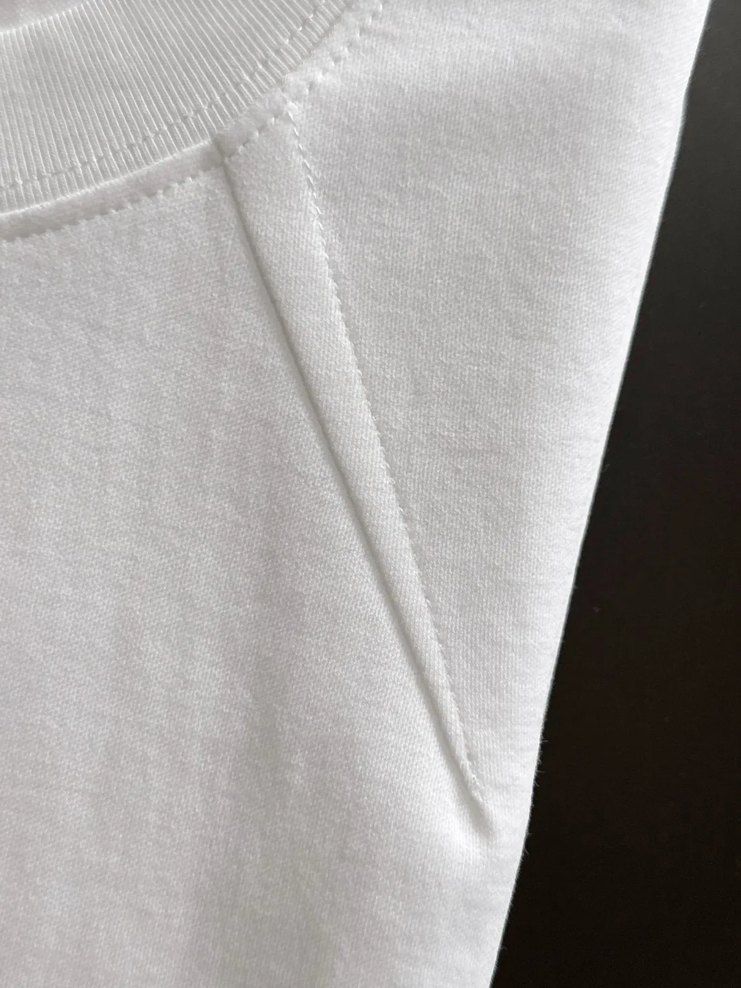 Next day shipment P300 High version Stone lsland/Stone Island 25ss spring and summer new high-end T-shirt Made with machines imported from Italy. Truly the most luxurious and high-quality style that you can wear with your eyes closed. Heavy combed fabrics. High-strength and heavy-weight fabrics feel substantial when weighed. The upper body is more textured than ordinary T-shirts and is not easy to deform. This texture can cope with the weather, absorb sweat and breathable, and is suitable for both hot and cold conditions! Perfectly produced with reference to the original stitch and stitch! The loose fit design is super noble. Custom-woven signature ribbed collar, cuffs, and hem. Really rare and rare goods Size: M-XXXL